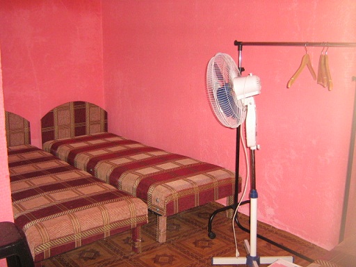двушка, кровати одинарные, вентилятор и вешалки в комнатах
