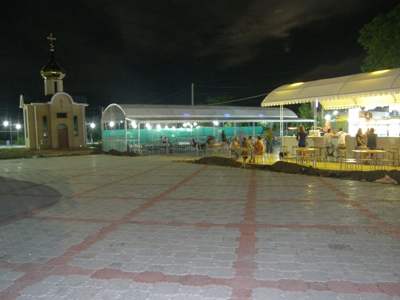 площадь Межводного, спереди диско-бар «Трдлопия»