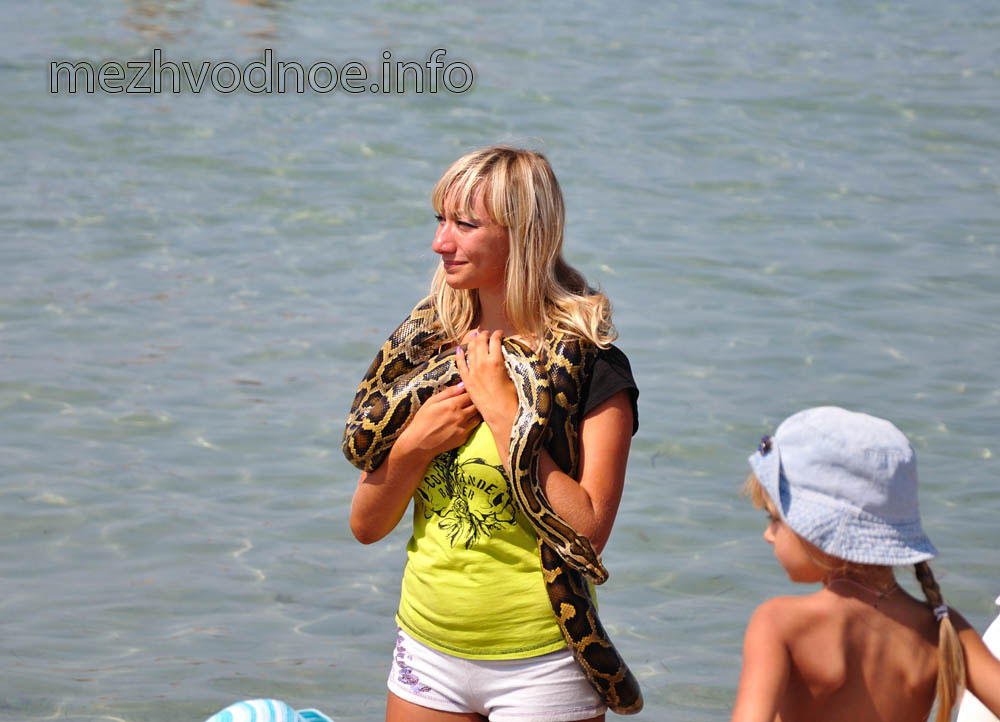 девушка со змеёй