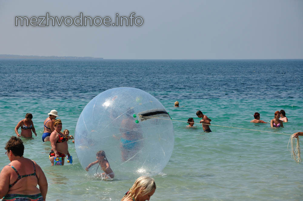 надувной мяч на воде - один из детских пляжных аттракционов