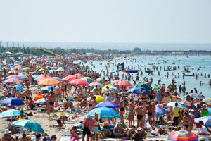 песчаный пляж межводного пользуется необычайной популярностью
