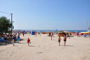 большинство туристов именно тут попадают на песчаный пляж