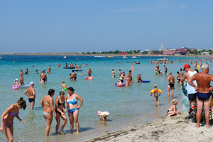 пологий пляж без ям и обрывов обеспечивает безопасность отдыха с детьми