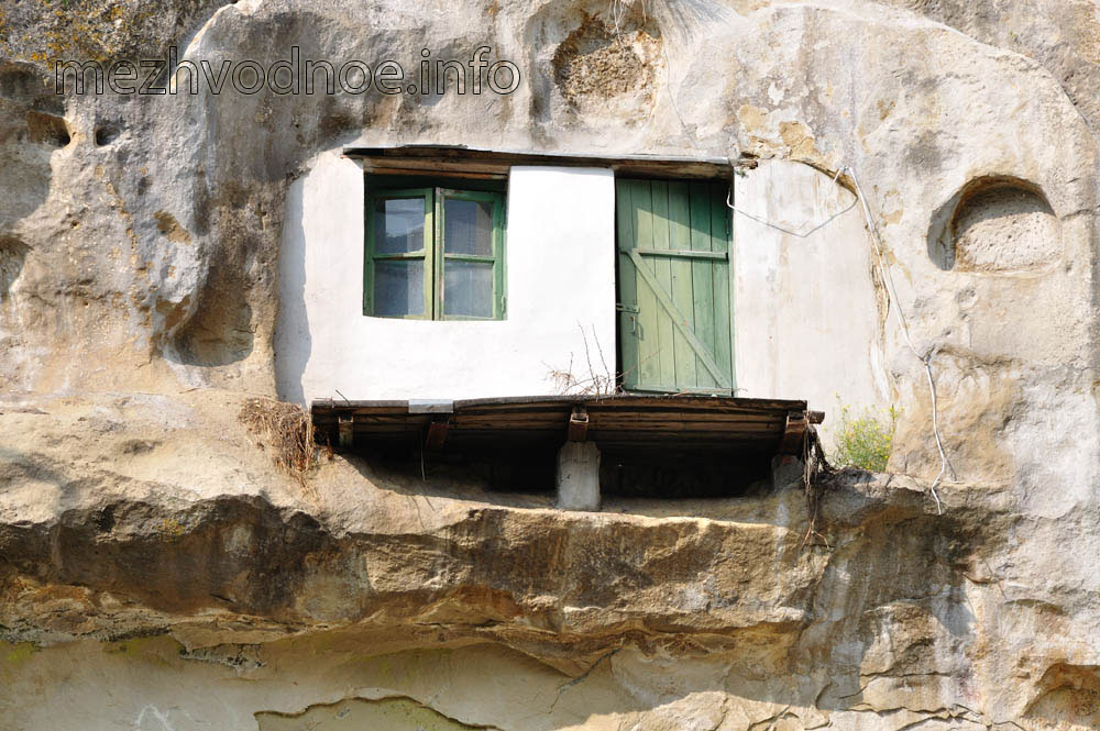 белый дом высечен внутри скалы