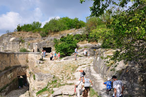ворота Кичик-Капу выходят на ущелье Марьям-Дере
