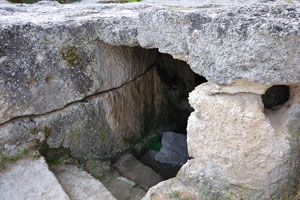 вход в хозяйственные пещеры Чауш-Кобасы