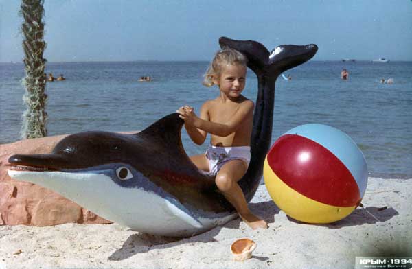 Это уже 1994 год, мне 5 лет. Как оказалось, либо возраст подействовал, либо дельфинов я не боялась в отличии от обезьянок=))