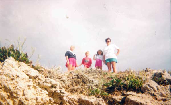 Это уже 1995 год. Мы отдыхали с друзьями. Я девочка в розовой юбке и белой футболке.