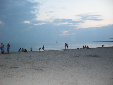 Песчаный пляж вечером