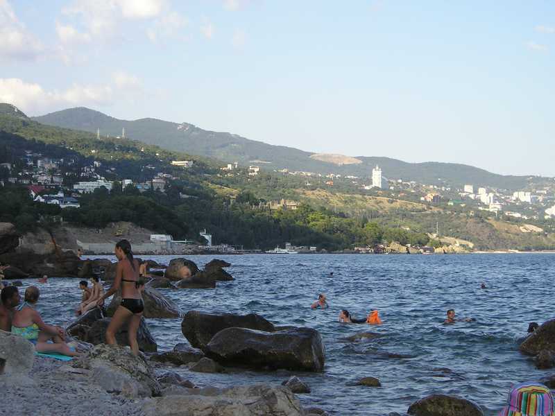 Вид на Алупку с пляжа