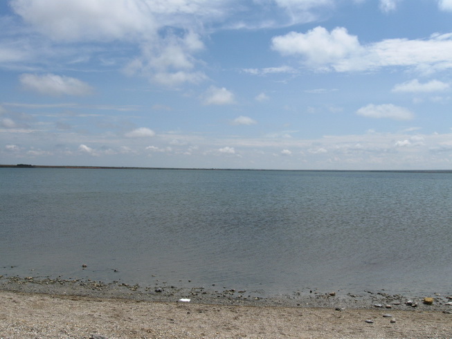 Соленое озеро Джарылгач (лиман). На дне встречается голубая глина.