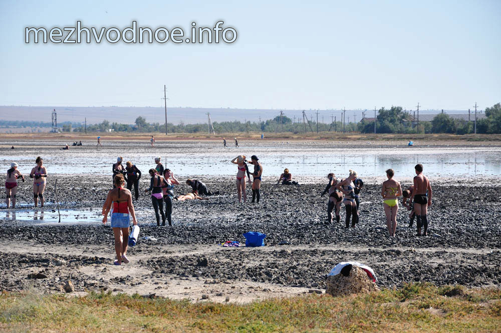 говорят, грязи Межводного постепенно высыхают, но вот так они выглядят в августе 2011 года