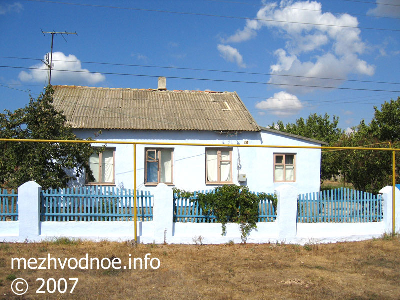 дом № 23, улица Комарова, село Межводное