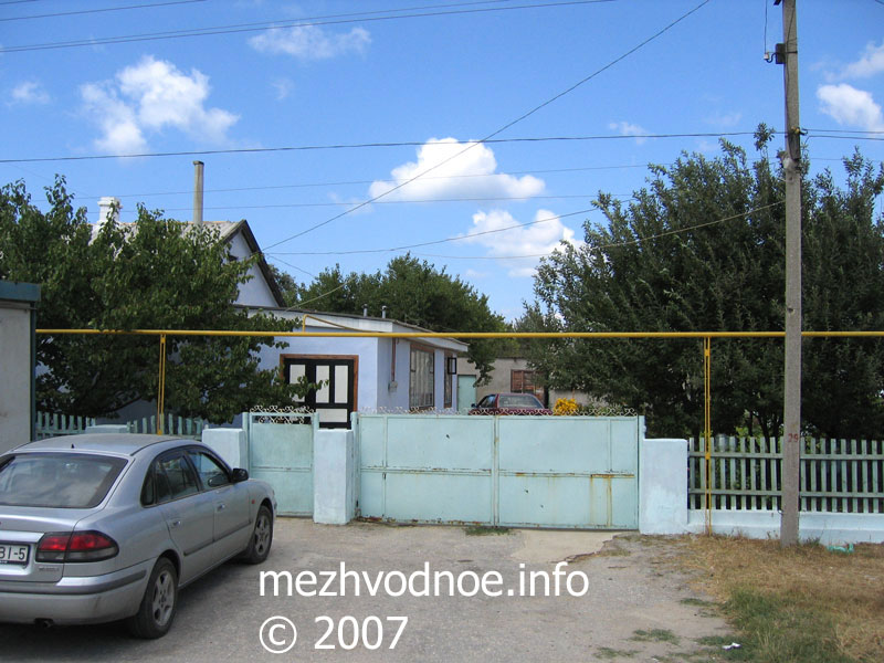 дом без номера около дома № 22 - третья фотография, улица Комарова, село Межводное