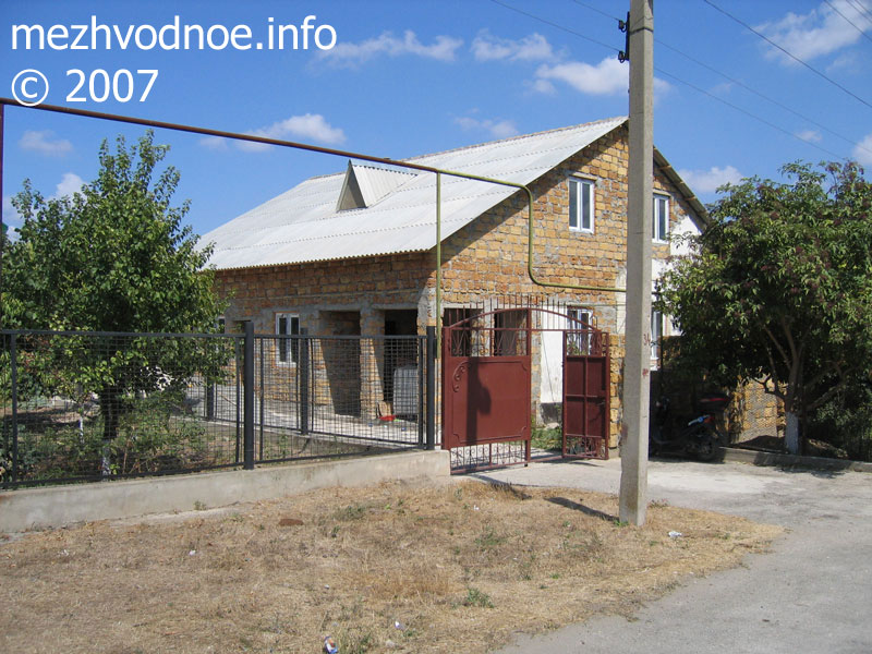дом без номера около дома № 57 - третья фотография, улица Комарова, село Межводное