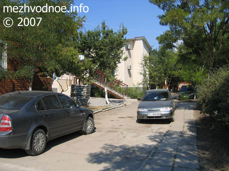 внутри двора одного из домов, улица Комсомольская, село Межводное