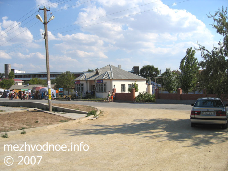 поворот перед универсамом мимо аптеки, улица Юбилейная, село Межводное
